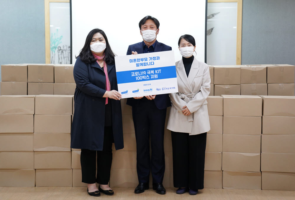 (좌측부터)김지선 홀트아동복지회 충청지부 지부장, 이영주 한국콜마 전무, 정영선 홀트아동복지회 아침뜰 원장