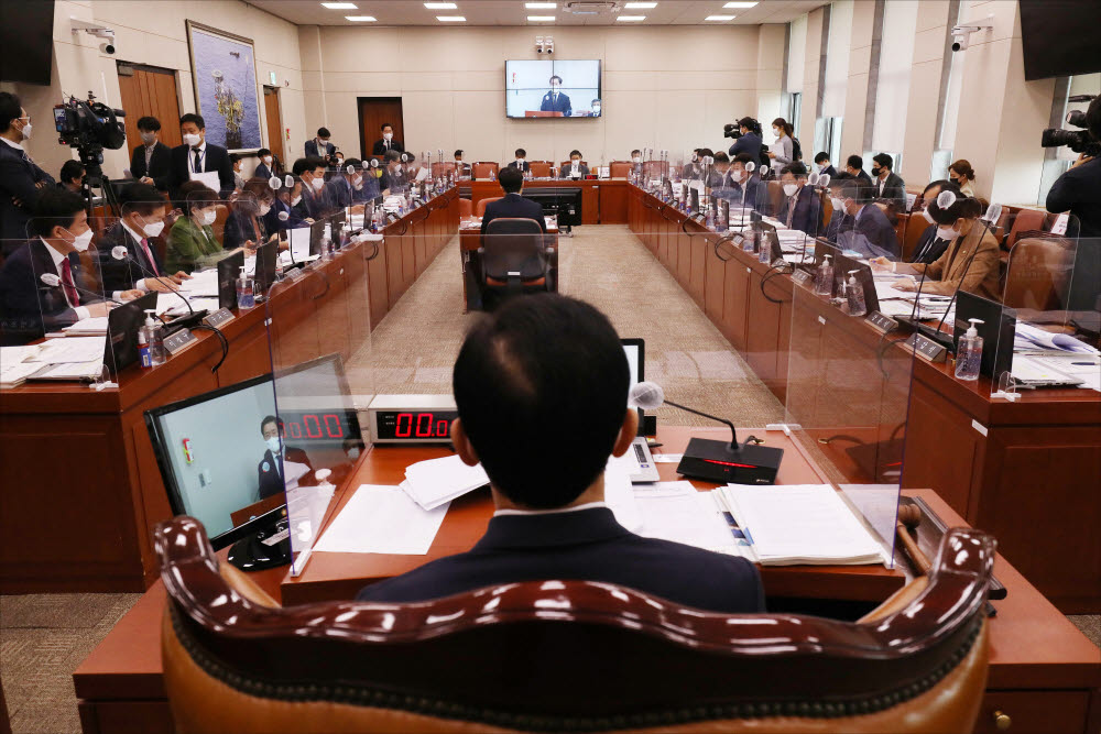 중기부 산하기관, 수출바우처·K비대면서비스에 질의 집중