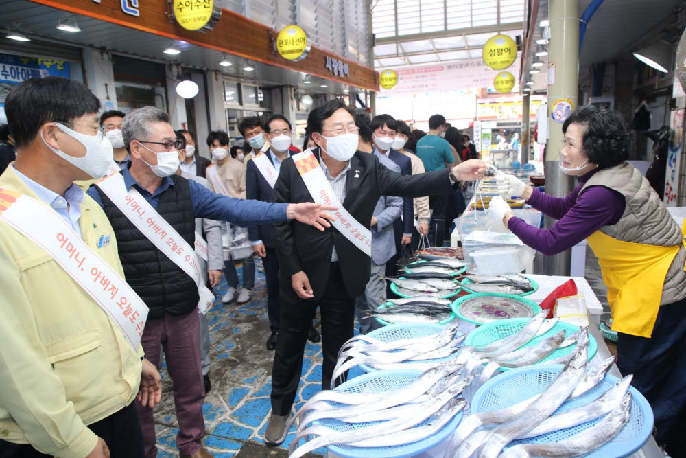 中企사랑나눔재단, 거제고현시장 찾아 상인에게 '삼계탕' 전달