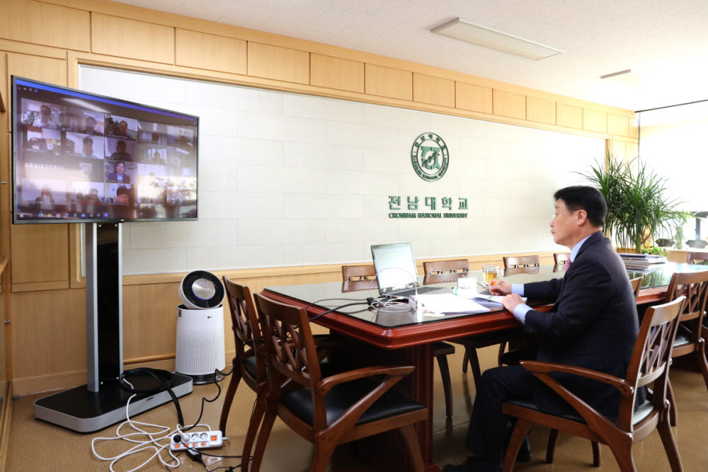 정병석 전남대 총장이 화상을 통한 간부회의를 주재하고 있다..