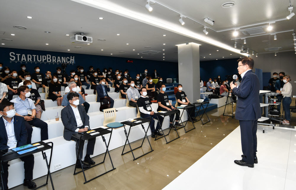 한국무역협회 김영주 회장이 지난 7월 코엑스 스타트업 브랜치에서 개최된 강남구xKITA 스타트업 오픈이노베이션 행사에서 인사말을 하고 있다.