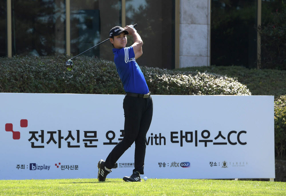 최호영 선수가 20일 제주 티마우스CC에서 티샷하고 있다. 김동욱 기자=gphoto@etnews.com