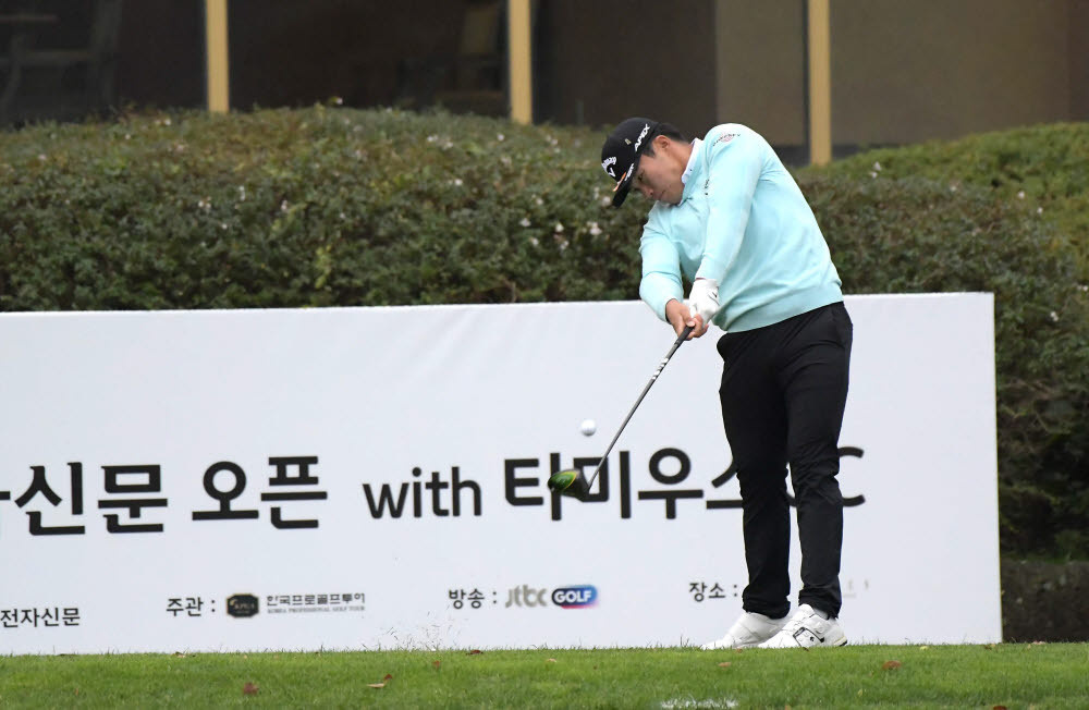 1라운드 1홀에서 권성문선수가 티샷을 하고 있다. 김동욱기자 gphoto@etnews.com