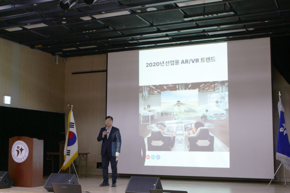 최요철 차세대융합콘텐츠산업협회 회장이 오픈특강 강연을 하고 있다.