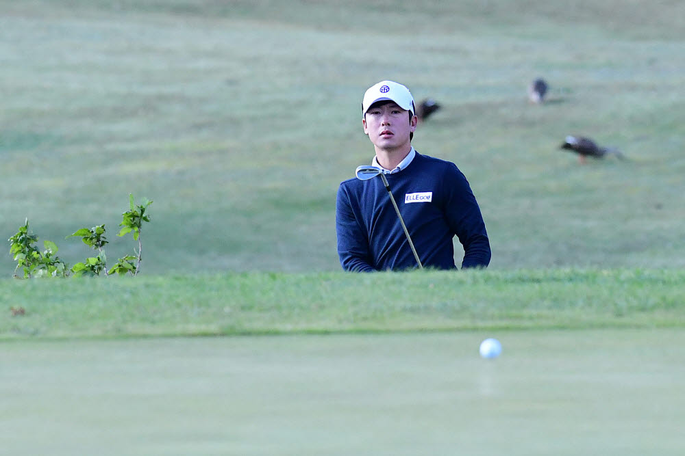 2라운드 경기를 하고 있는 김태훈. 제주=김민수 기자