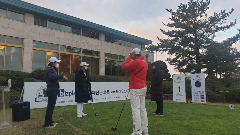 24일 오전 2라운드 첫 조로 경기에 나서는 선수들이 KPGA 관계자에게 주의사항 등을 전달받고 있다.