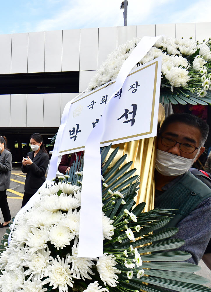 이건희 삼성그룹 회장이 25일 78세의 일기로 별세했다. 이날 이 회장의 빈소가 마련된 서울 강남구 삼성서울병원 장례식장에 박병석 국회의장이 보낸 근조화환이 들어가고 있다. 이동근기자 foto@etnews.com