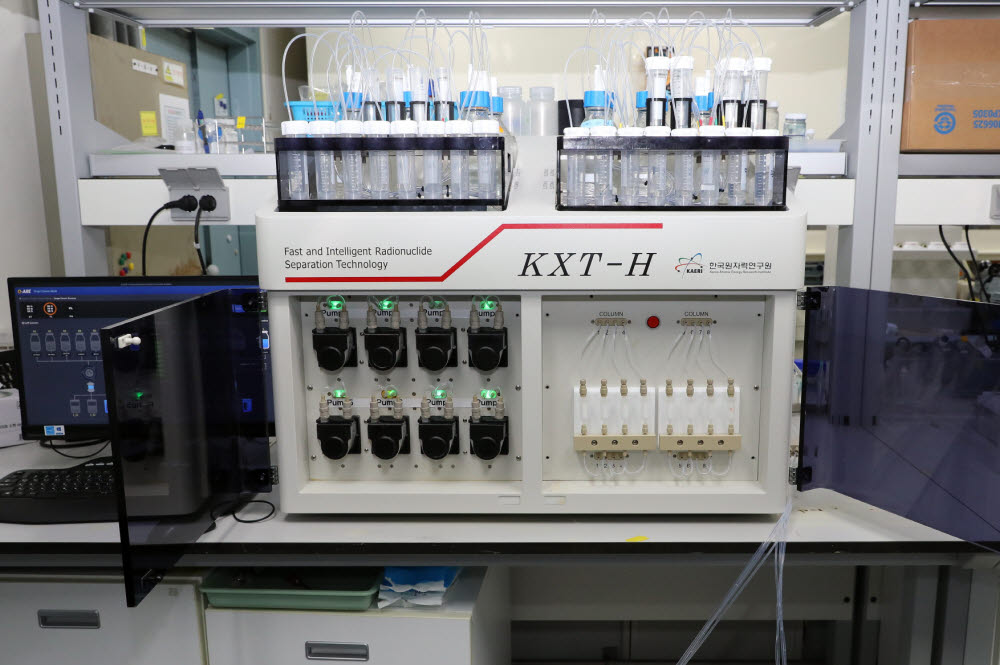 원자력연이 자체 개발한 자동핵종분리장치. 방사성 스트론튬을 10배 빨리 분석할 수 있다.