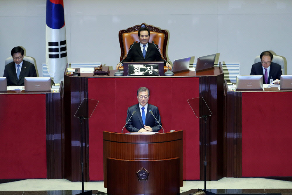 문재인 대통령이 취임 첫해인 2017년 국회에서 정부 예산안 시정연설을 하고 있다. 의장석에는 당시 국회의장이던 정세균 현 국무총리가 앉아있다. 청와대 제공