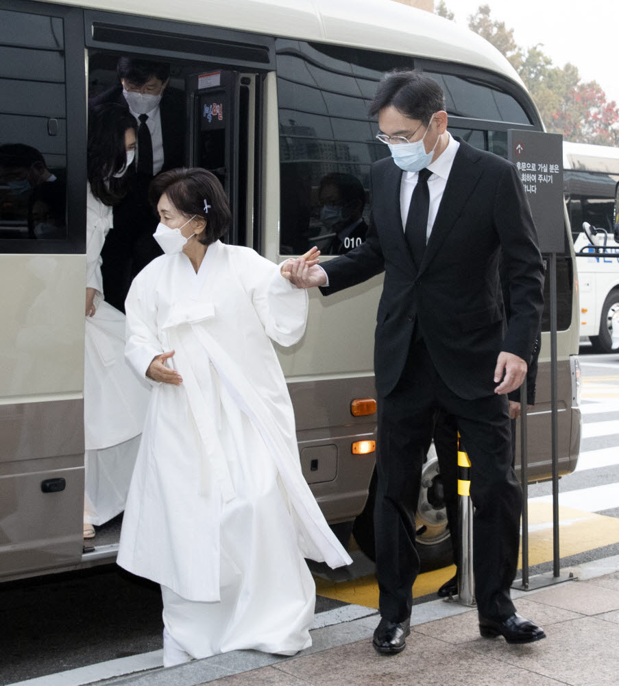 엇갈리는 삼성株...증권가 "사상 최대 상속세로 삼성물산 지배구조 수혜 기대감"