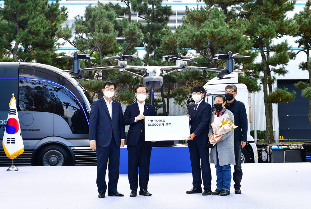 공영운 현대자동차 사장, 조명래 환경부 장관, 넥쏘 1만 번째 고객 임현석씨와 아들이 기념 촬영을 하고 있는 모습