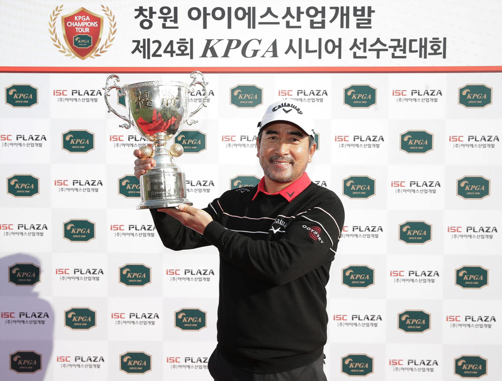 <석종율이 창원 아이에스산업개발 제24회 KPGA 시니어 선수권대회에서 우승을 차지했다. 사진=KPGA>