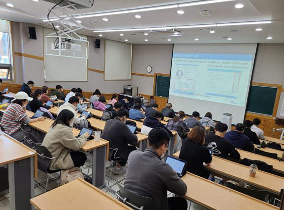 부산대학교 양산 치의학전문대학원 강의실에서 인공지능 감독관의 감독하에 무인 중간고사 시행이 진행되고 있는 모습.