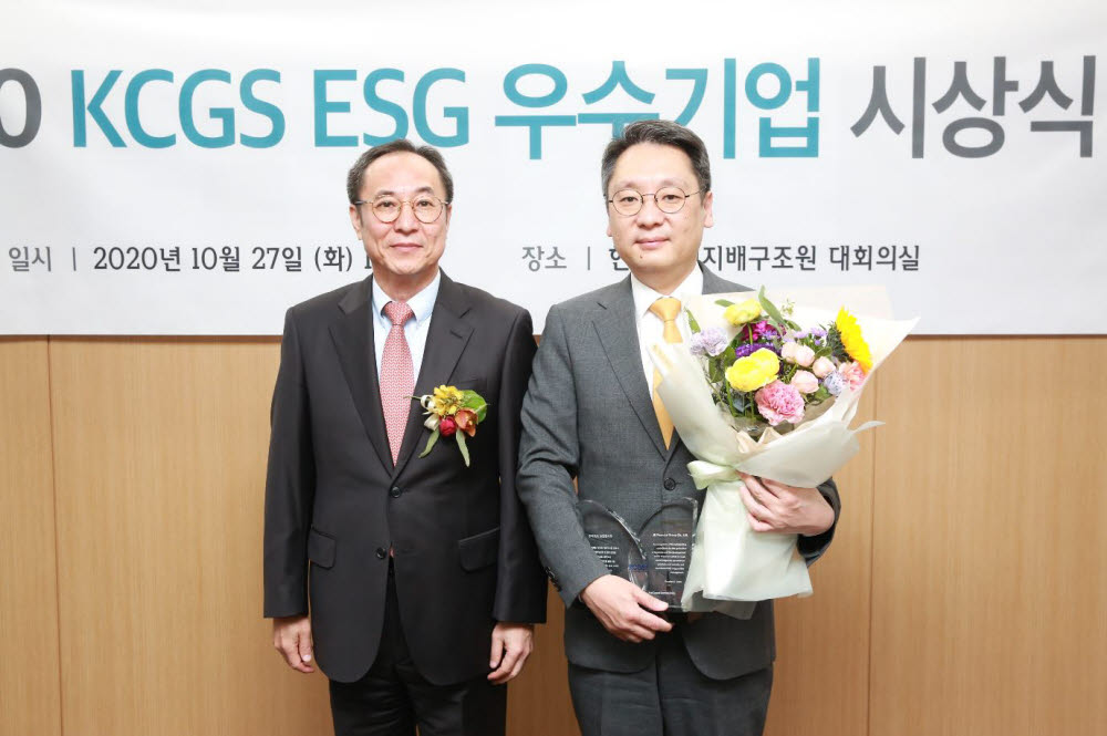 이준호 JB금융지주 상무(오른쪽)가 지난달 27일 한국거래소 신관에서 열린 2020 ESG 우수기업 시상식에서 신진영 한국기업지배구조원장으로부터 ESG 우수기업상을 받았다.