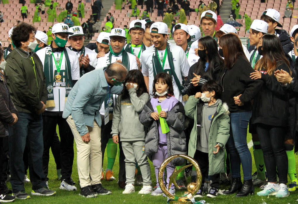 정의선 현대차그룹 회장이 전북 현대 선수들과 우승의 기쁨을 나누고 있다.