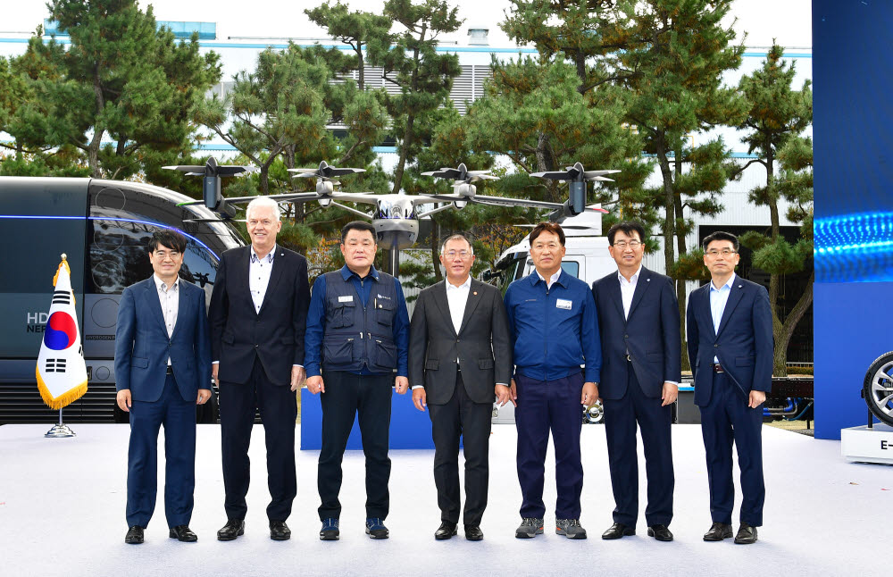 지난달 30일 현대차 울산공장에서 열린 친환경 미래차 현장방문 행사 종료 후 현대차그룹 관계자들이 기념촬영을 갖고 있다. 왼쪽부터 현대차 공영운 사장, 알버트 비어만 사장, 이상수 지부장, 정의선 회장, 하언태 사장, 이원희 사장, 기아차 송호성 사장.