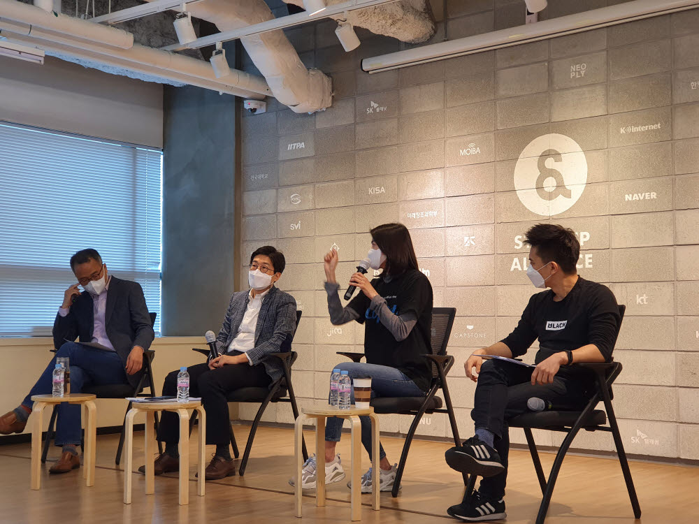 사진 왼쪽부터 이기대 스타트업얼라이언스 이사, 김광현 고려대 교수, 정신아 카카오벤처스 대표, 조민희 로켓펀치 대표