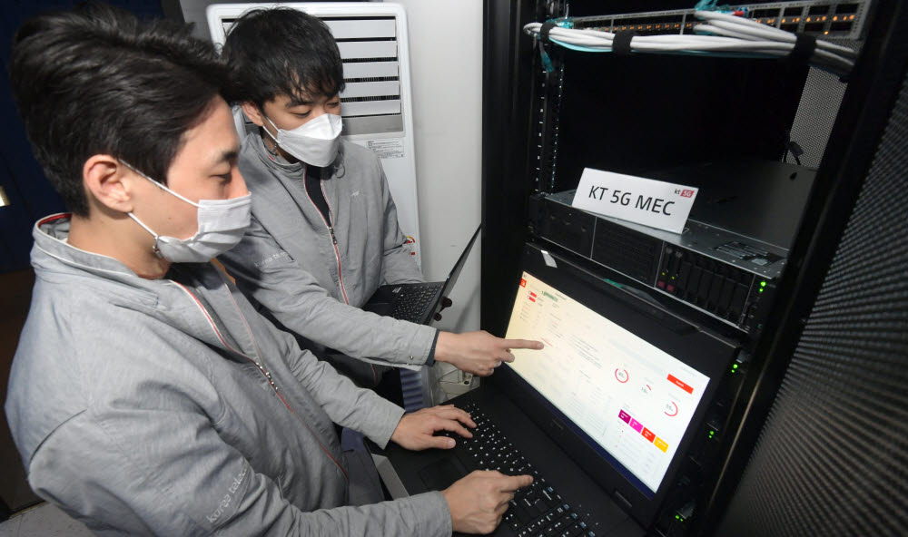 5일 서울 서초구 KT융합기술원에서 연구원들이 5G MEC 장비를 점검하고 있다. 이동근기자 foto@etnews.com