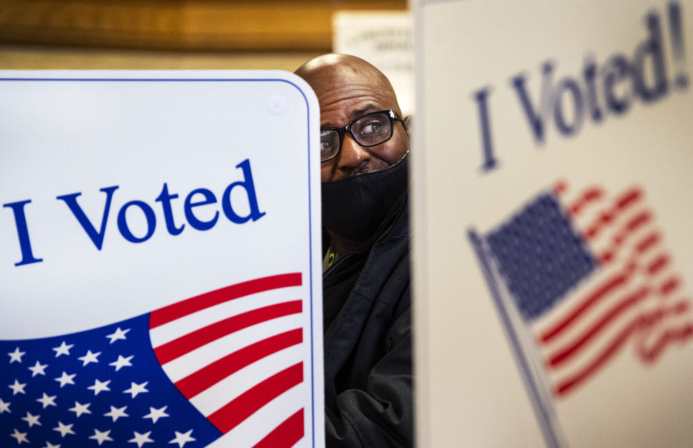 제46대 미국 대통령 선거일인 3일(현지시간) 워싱턴 켈소 소재 코울리츠 카운티 행정 청사에서 유권자가 투표용지를 작성하고 있다. <AP>