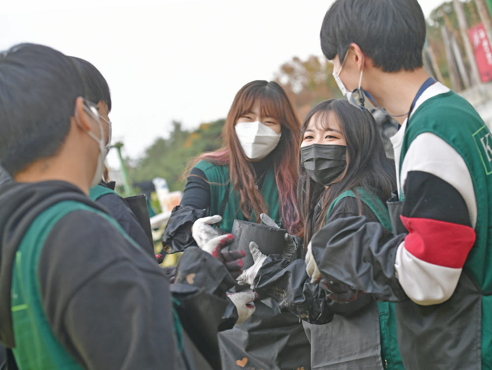 건국대학교 지역사회봉사단 컴브렐라 연탄 나눔 활동 모습