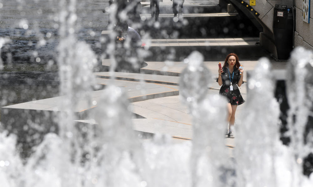 직장인들이 청계천 다리 밑에서 휴식을 취하고 있다. 이동근기자 foto@etnews.com