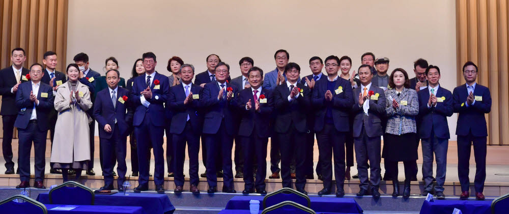 한국IT서비스학회가 주최한 2020 추계학술대회가 11일 서울 역삼동 한국과학기술회관에서 열렸다. 문용식 한국정보화진흥원장 및 주요 인사와 수상자들이 기념촬영했다. 박지호기자 jihopress@etnews.com