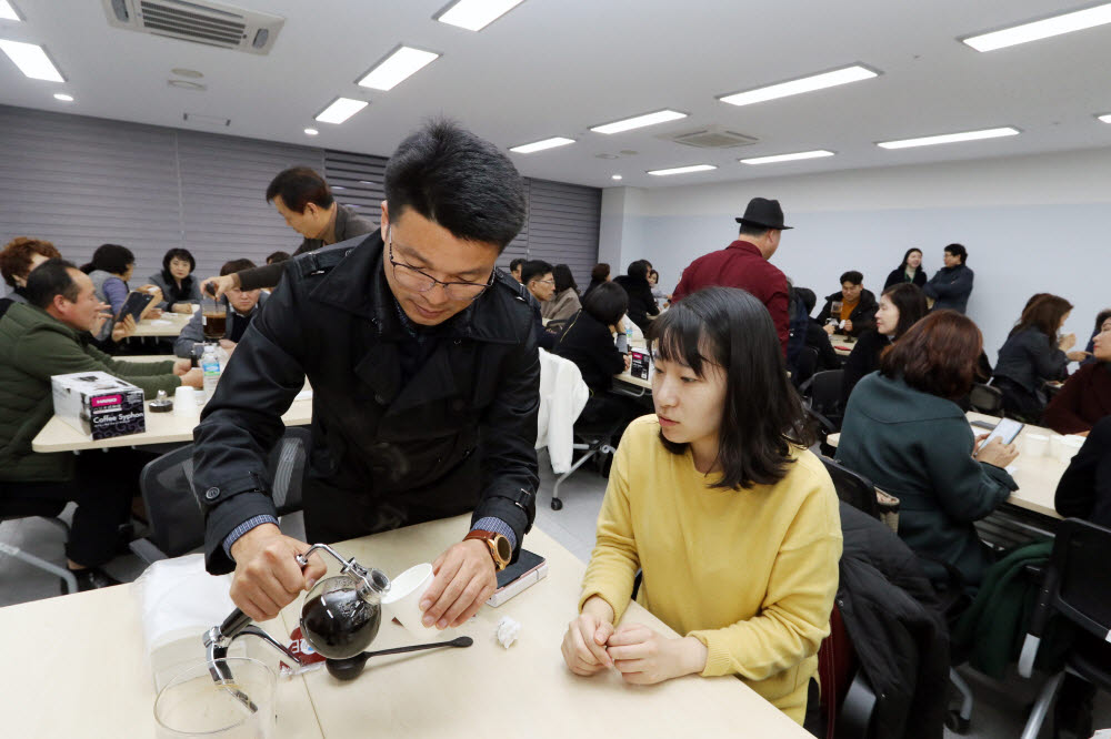 국립광주과학관은 다음달 9일 성인을 위한 일상 속 과학여행을 주제로 제3회 성인 사이언스 나이트 페스티벌 개최한다. 지난해 행사 모습.