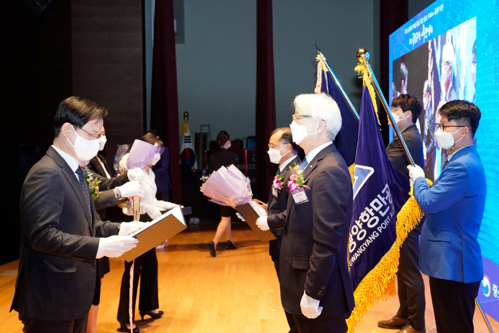 13일 코엑스에서 열린 2020 공공구매 촉진대회에서 강성천 중소벤처기업부 차관이 중소기업제품 공공구매 증대에 기여한 우수 공공기관과 유공자에게 포상하고 있다.