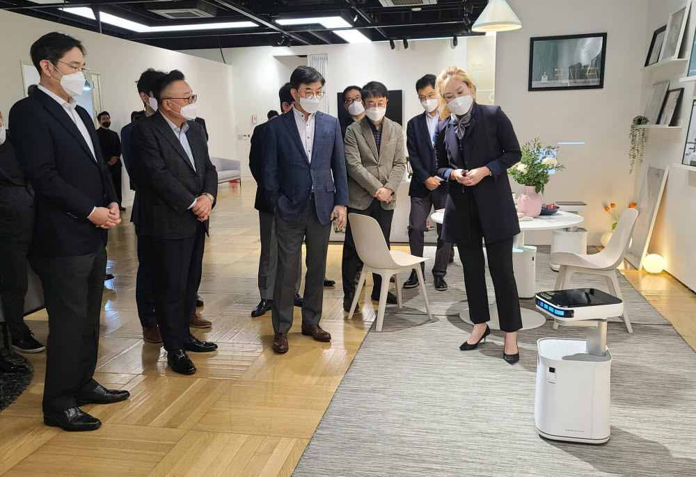 이재용 삼성전자 부회장(맨 왼쪽)이 가정에서 운동·취침·식습관 등을 관리해주는 로봇을 살펴보고 있다.