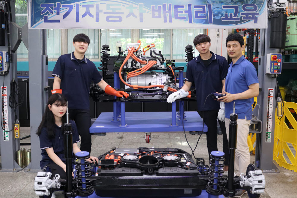 경기자동차과학고 미래자동차과 학생들이 전기차 배터리 실습을 하고 있다.