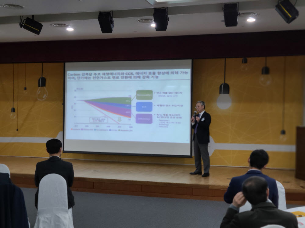 SK그룹 사내 교육 플랫폼 마이써니(mySUNI) 심승택 교수가 사단법인 에너지밸리포럼은 한국광기술원, 재단법인 녹색에너지연구원과 공동으로 17일 오전 광주과학기술진흥원에서 개최한 제29회 정례포럼에서 주제발표 하고 있다.