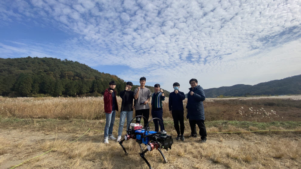 4족 로봇 퐁봇으로 제3회 드론봇 챌린지 대회에서 기술혁신상을 수상한 국민대 로봇제어연구실 관계자들이 파이팅을 외치고 있다.