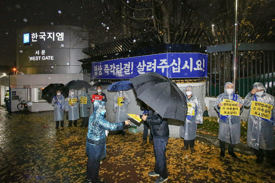 한국지엠협신회(이하 협신회)는 19일 오전 한국지엠 인천 본사에서 호소문을 배포하고 피켓시위를 했다.