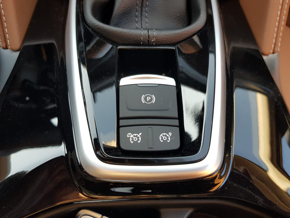 뉴 QM6 가솔린 모델의 어댑티브 크루즈 컨트롤(ACC) 조작 버튼. 운전대가 아닌 기어노브 아래에 위치한다.