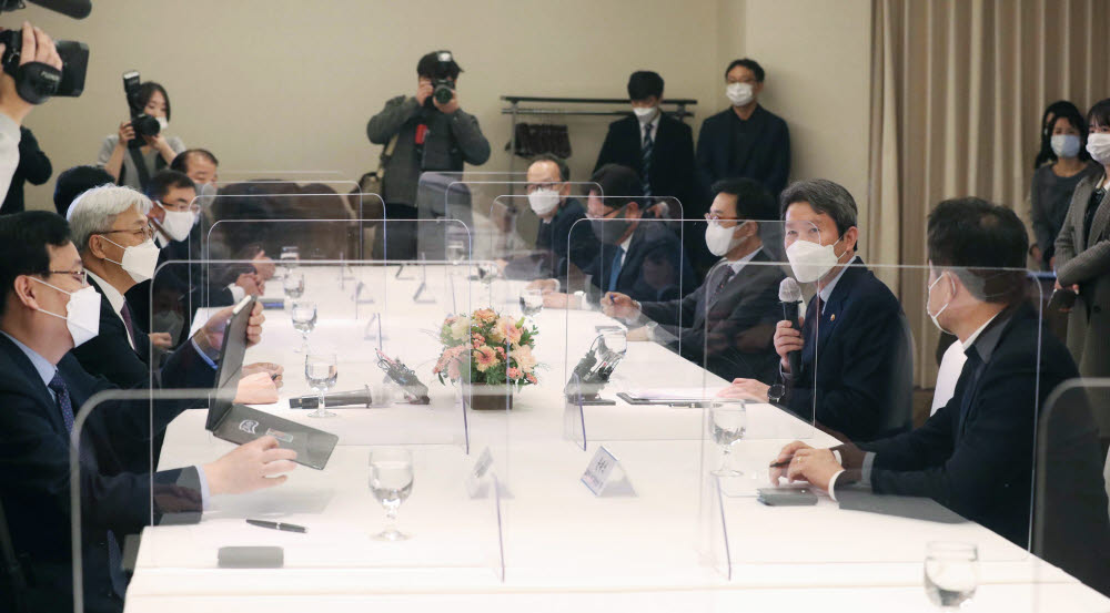 통일부 장관 만난 경제계 인사들