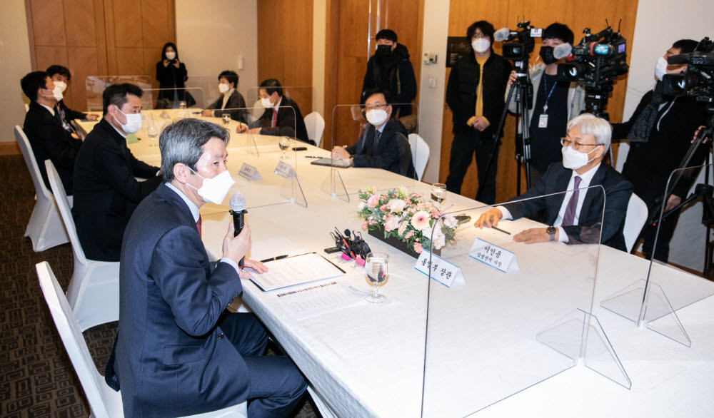 통일부 장관 만난 경제계 인사들