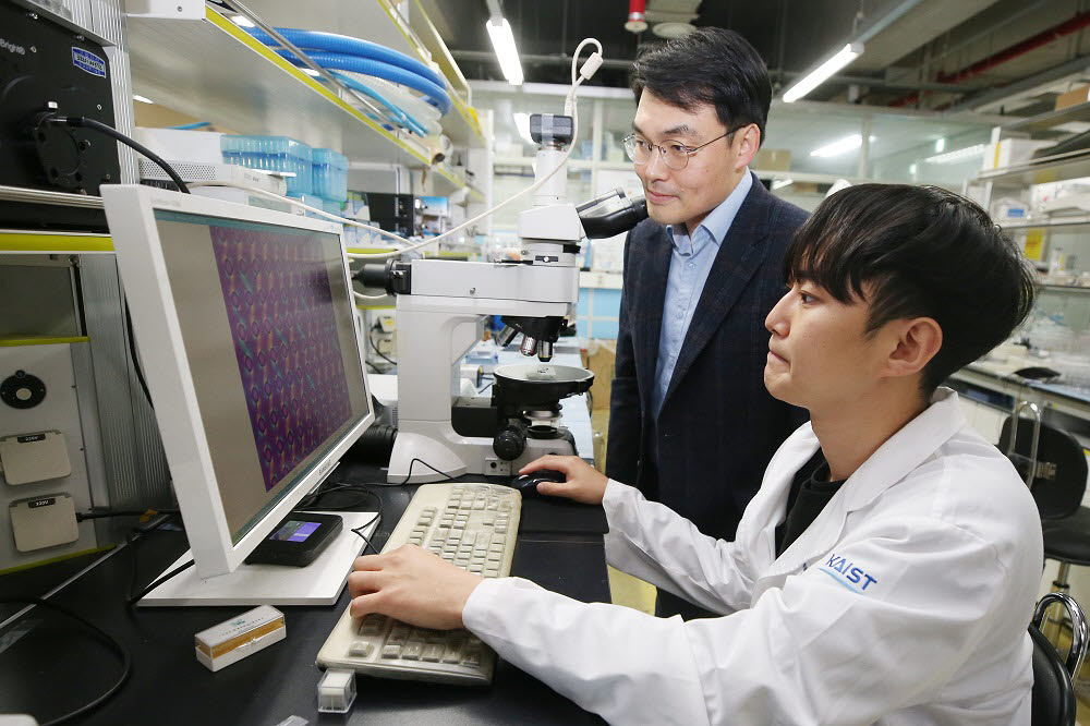 윤동기 KAIST 교수와 박건형 박사 과정이 크로모닉 액정 물질을 활용한 카이랄 구조체의 규칙적 제어 연구 결과를 확인하고 있다. 사진출처=한국과학기술원