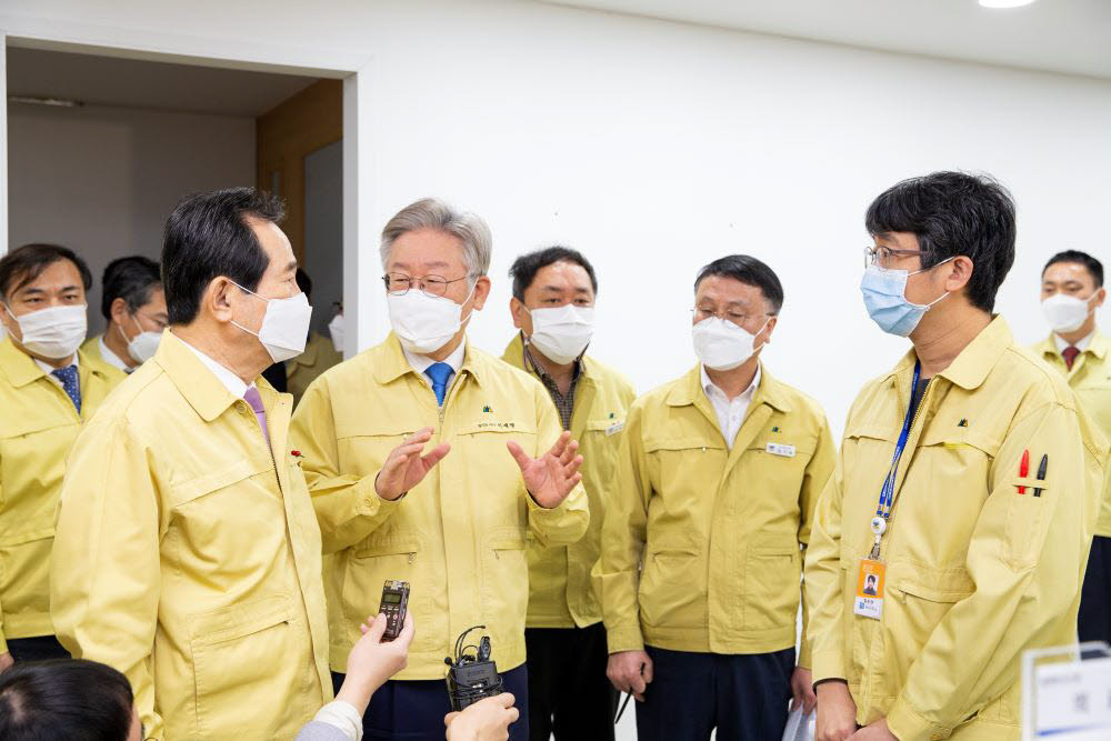 이재명 경기도지사(왼쪽 두번째)가 정세균 국무총리(왼쪽 첫번째)와 경기도 홈케어시스템 운영단을 찾아 경기도 코로나19 감염확산 대응 상황을 살펴봤다.