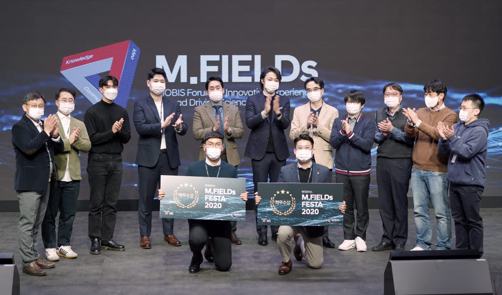 현대모비스 기술연구소에 위치한 더 스튜디오 M에서 아이디어 페스티벌 엠필즈 페스타(M.FIELDs FESTA) 2020에 참가한 직원들이 최우수 아이디어 수상자를 축하하고 있다.