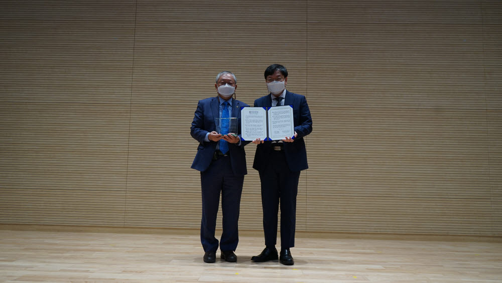 서판길 한국뇌연구원장이 발전기금 3억원을 기탁했다. 사진 왼쪽부터 서 원장, 김형준 연구본부장.