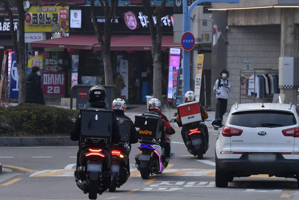 거리두기 2.5단계 격상 후 첫 주말 맞은 홍대거리