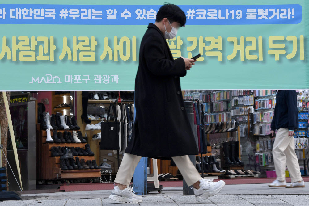 거리두기 2.5단계 격상 후 첫 주말 맞은 홍대거리