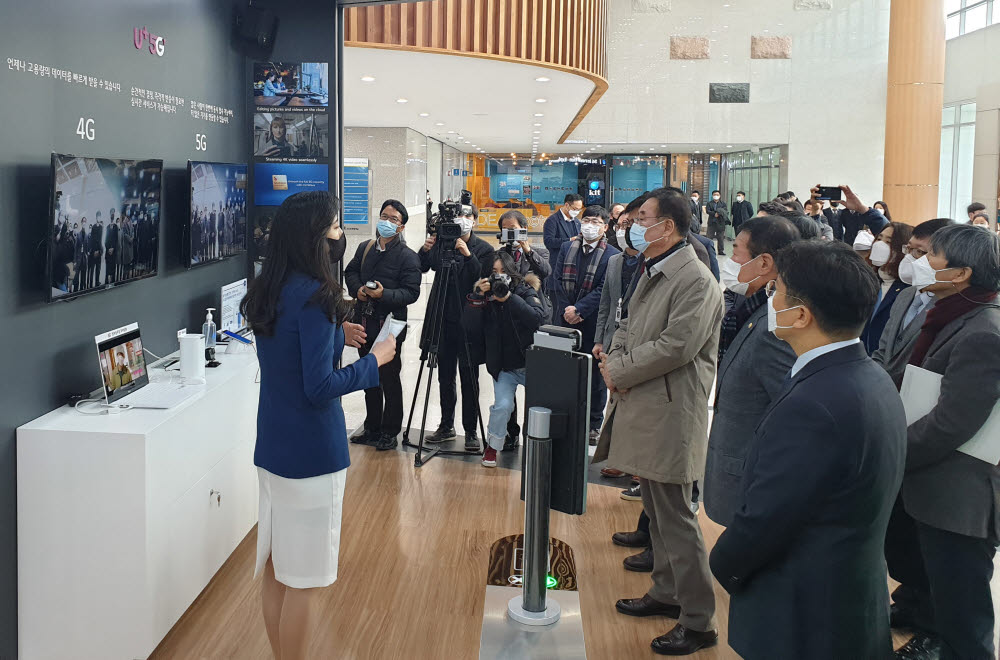 LG유플러스가 금오공대에 구축한 5G 스마트캠퍼스 개관식에 참석한 주요 관계자가 체험관을 관람하고 있다.