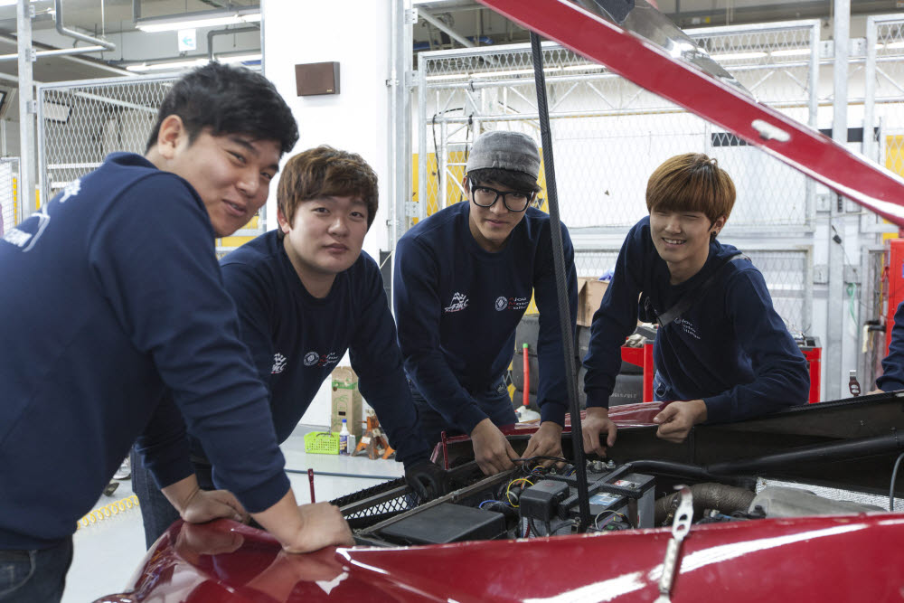 아주자동차대학교가 2020 전자신문 전문대학 평가에서 기술 부문 최우수대학으로 선정됐다.