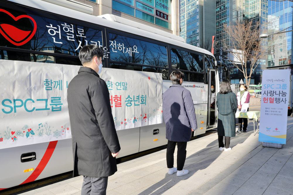 SPC그룹 임직원들이 17일 서울 서초구 SPC그룹 양재사옥에서 진행된 헌혈송년회에 참여하기 위해 줄을 서있다.