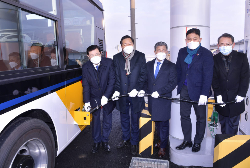 광주시는 21일 벽진 수소충전소에서 수소버스를 시범충전하고 광주시청까지 탑승하는 행사를 개최했다.