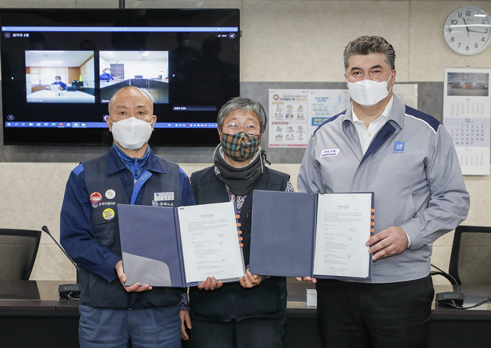 한국지엠 노사는 21일 부평 본사에서 2020년 임단협 조인식을 개최, 올해 노사교섭을 최종 마무리 지었다. (오른쪽부터) 사진은 카허 카젬 한국지엠 사장, 권수정 금속노조 부위원장, 김성갑 금속노조 한국지엠 지부장이 기념 촬영을 하고 있는 모습.