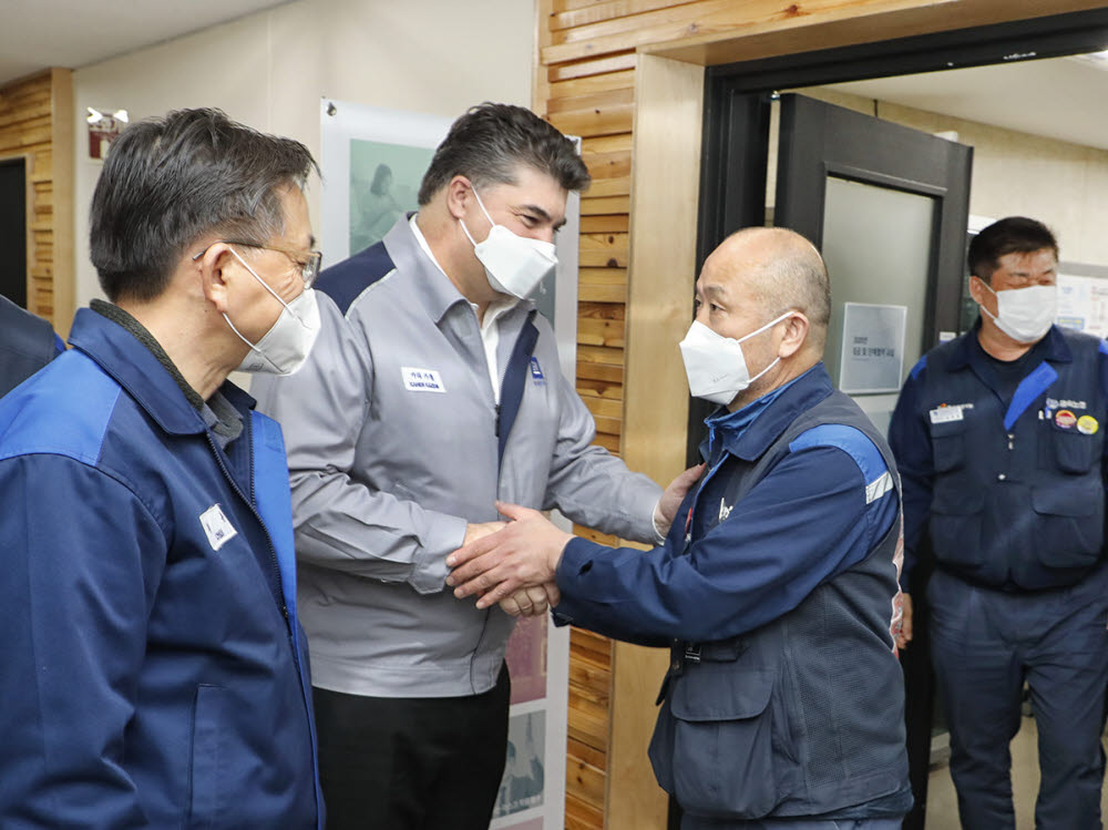 한국지엠 노사는 21일, 부평 본사에서 2020년 임단협 조인식을 개최, 올해 노사교섭을 최종 마무리 지었다. 사진은 카허 카젬 한국지엠 사장(왼쪽 두 번째)과 김성갑 금속노조 한국지엠 지부장(왼쪽 세 번째)이 노사교섭 마무리를 축하하며 악수하는 모습.