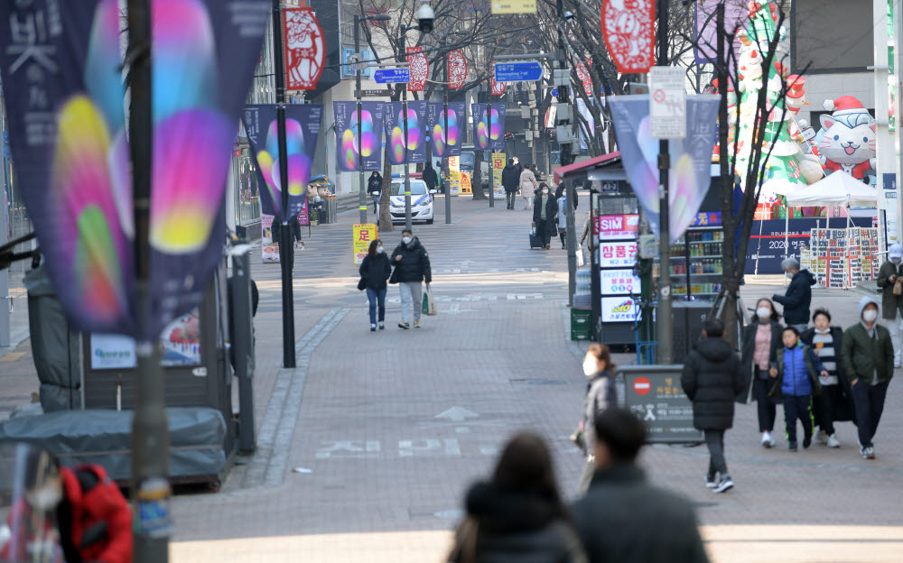 어색한 연말 명동거리