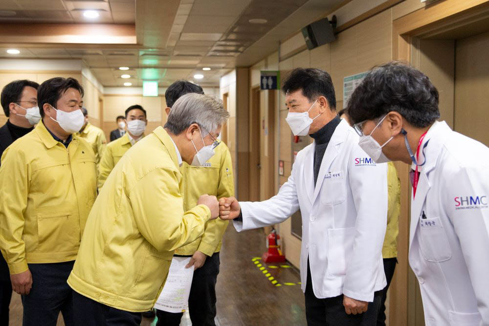 28일 이재명 경기도지사가 임병택 시흥시장과 제1호 경기도형 특별 생활치료센터가 운영중인 (구)시화병원을 방문해 최병철 시화병원 이사장 및 직원들과 인사를 나누고 있다.